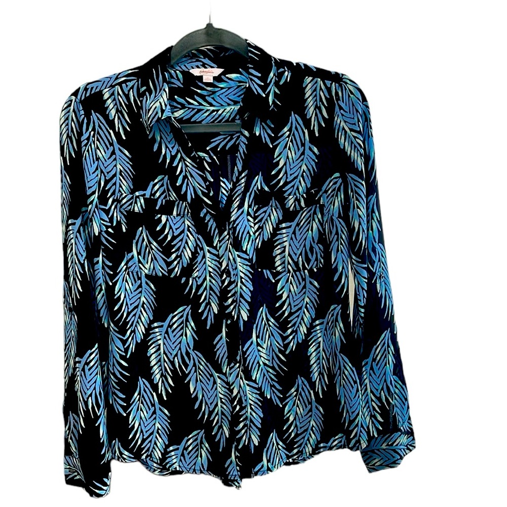 Candies semi sheer floral blouse, front pockets, tab sleeves, size S, tailored